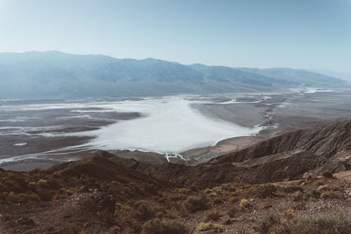 如诗如画的湖水贯穿岩石形成 · 免费素材图片