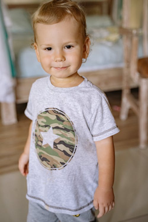 有关儿童, 垂直拍摄, 室内的免费素材图片