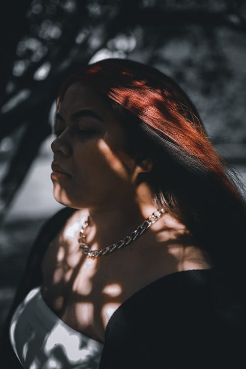 有关垂直拍摄, 女人, 闭着眼睛的免费素材图片