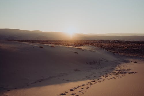 寂寞的沙漠与沙丘在日落 · 免费素材图片