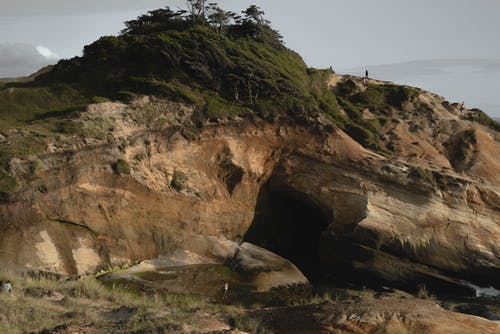 在遥远的海洋海岸的岩层 · 免费素材图片