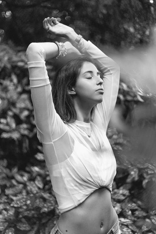 在自然界中举起手臂坦然的女人 · 免费素材图片