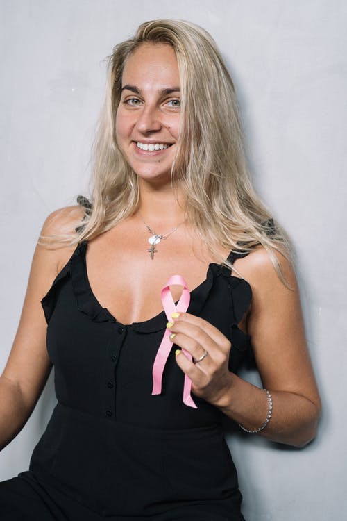 黑顶拿着粉红丝带的女人 · 免费素材图片