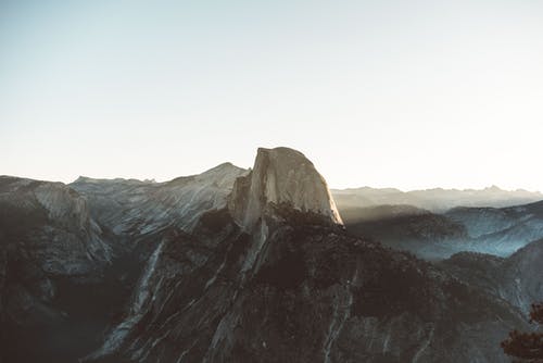 在晴朗的天空下雾中的洛基粗糙山 · 免费素材图片