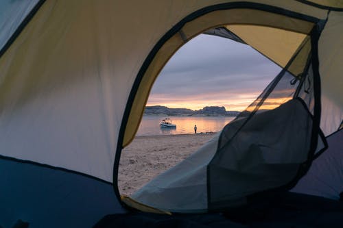 在沙滩上打开帐篷 · 免费素材图片
