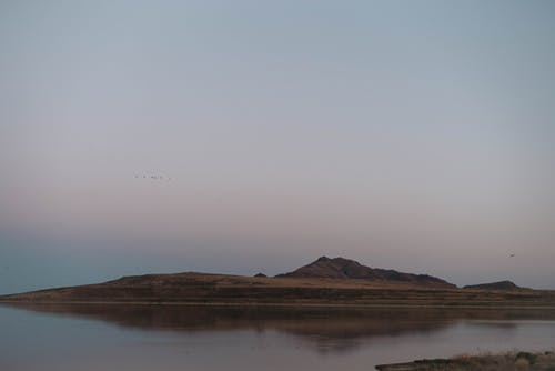 反映在平静的湖面的岛屿 · 免费素材图片