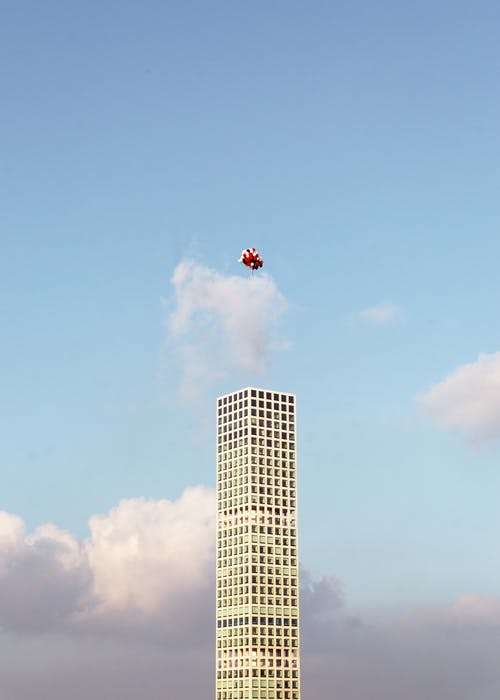现代摩天大楼432公园大道对多云的天空，用气球的细节 · 免费素材图片