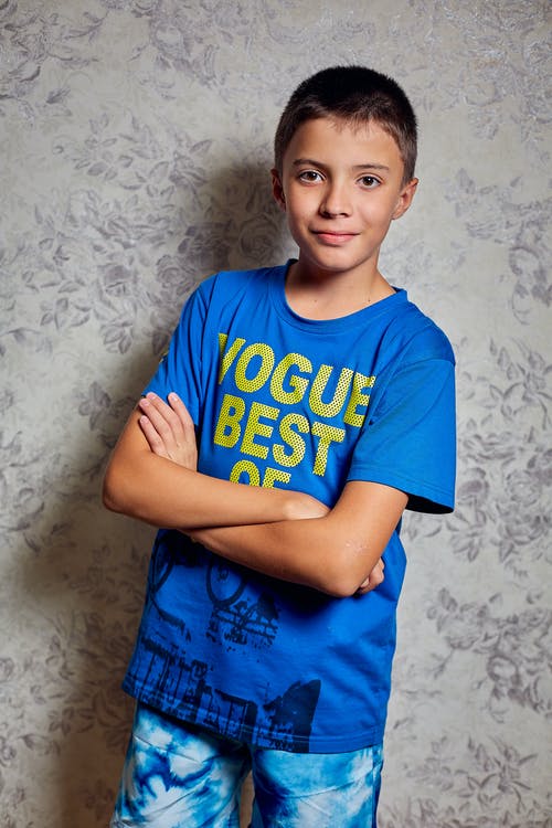 有关双臂交叉, 微笑, 拍照片的免费素材图片