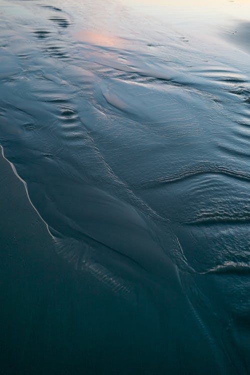 潮水冲刷的湿岸 · 免费素材图片