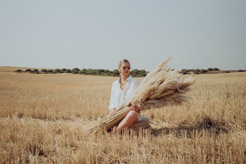 干草的冷静女人 · 免费素材图片