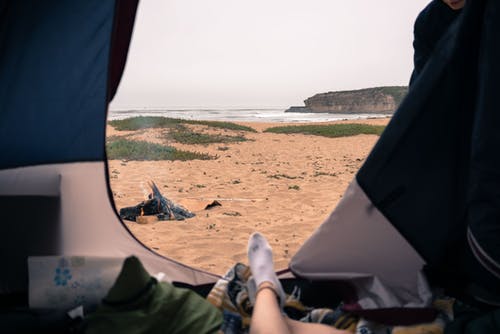 躺在帐篷里的农作物旅行者 · 免费素材图片