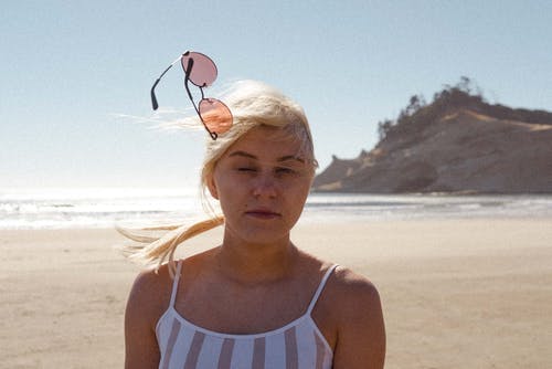 有风的天气在岸上的女人 · 免费素材图片