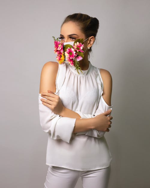 戴着花面具的年轻女子 · 免费素材图片