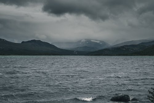 有关坏心情, 天空, 山的免费素材图片