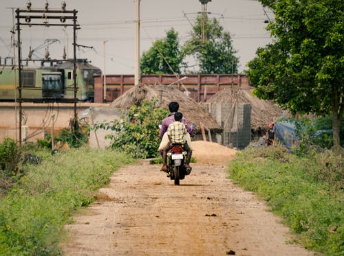 有关人, 儿童, 坎坷之路的免费素材图片
