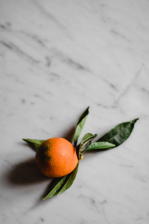 白桌上的橙色水果 · 免费素材图片