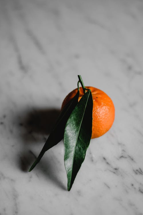 白色表面上的橙色水果 · 免费素材图片