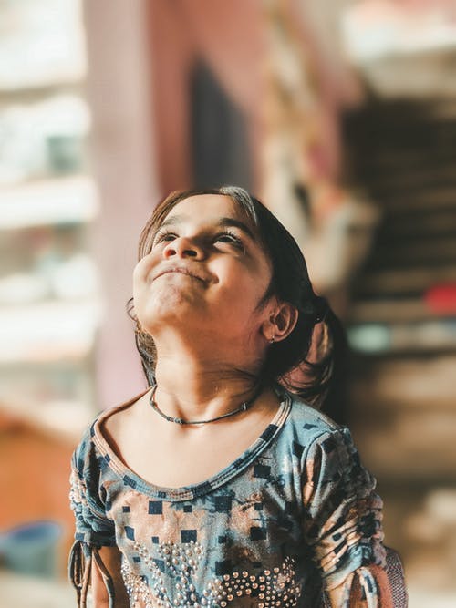 有关儿童, 向上看, 垂直拍摄的免费素材图片