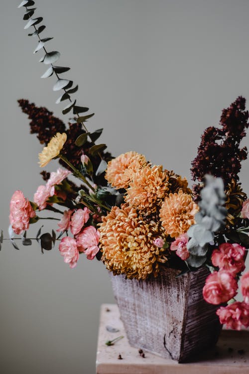 粉红色的黄色和白色花朵，在灰色的花瓶 · 免费素材图片