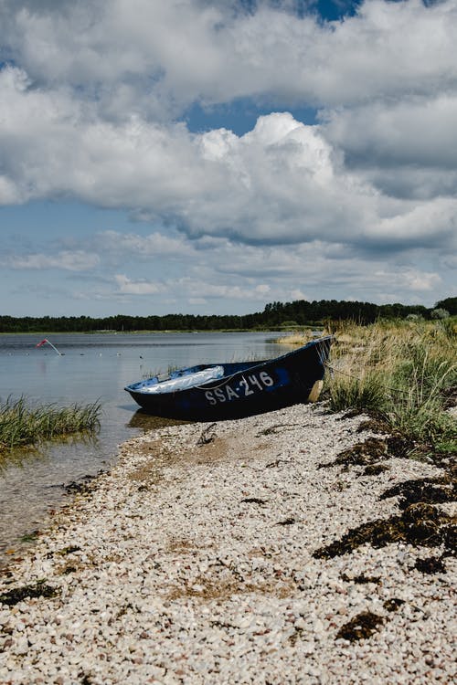 岸上的蓝船 · 免费素材图片