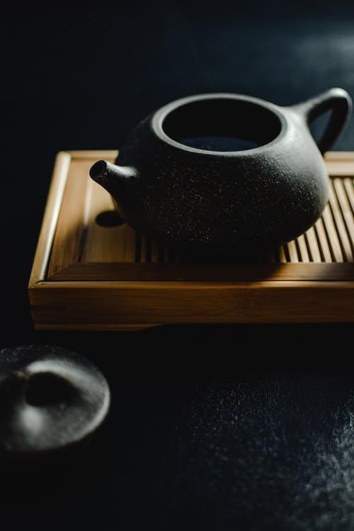棕色木制托盘上的黑色陶瓷茶壶 · 免费素材图片