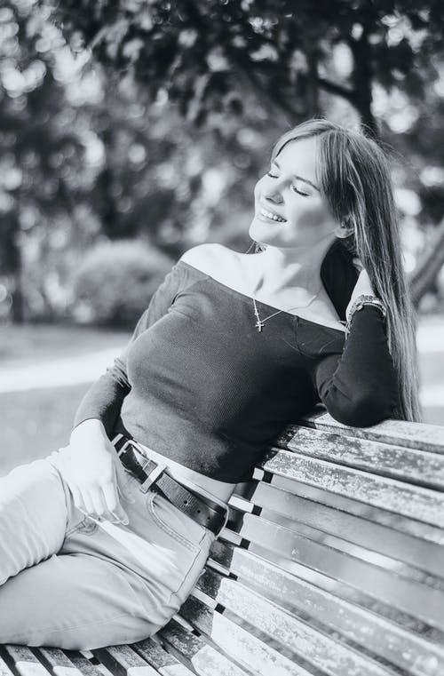 有关倚, 单色, 坐的免费素材图片