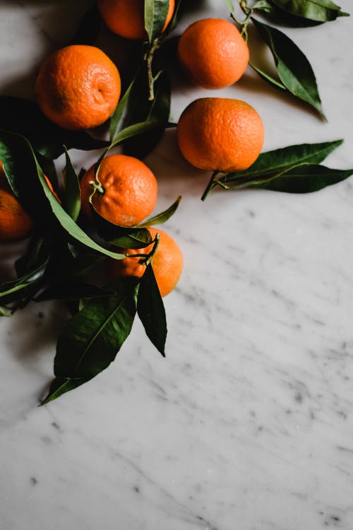 白色表面上的橙色水果 · 免费素材图片