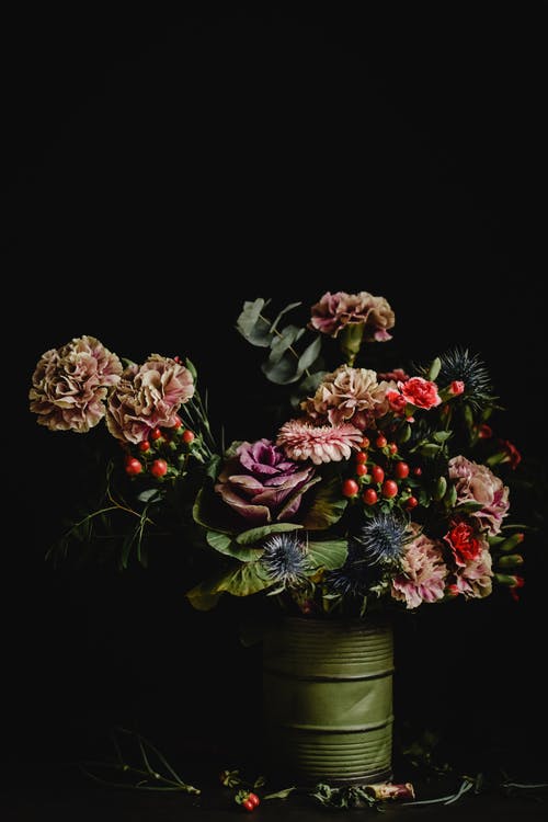 白色陶瓷花瓶中的粉色和红色花朵 · 免费素材图片