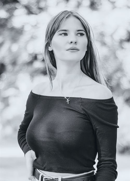 有关单色, 垂直拍摄, 女人的免费素材图片