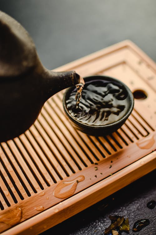 棕色木制托盘上的黑色陶瓷茶壶 · 免费素材图片