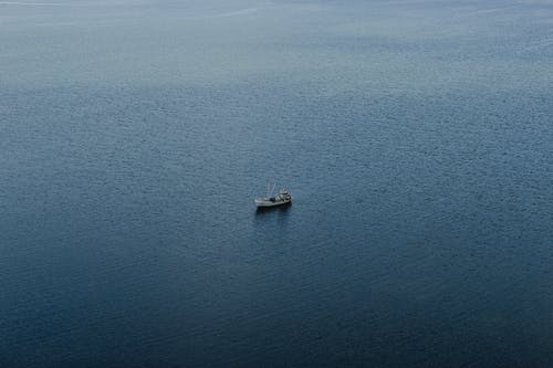 白船在蔚蓝的大海 · 免费素材图片
