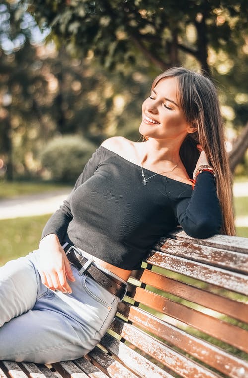 有关倚, 坐, 垂直拍摄的免费素材图片