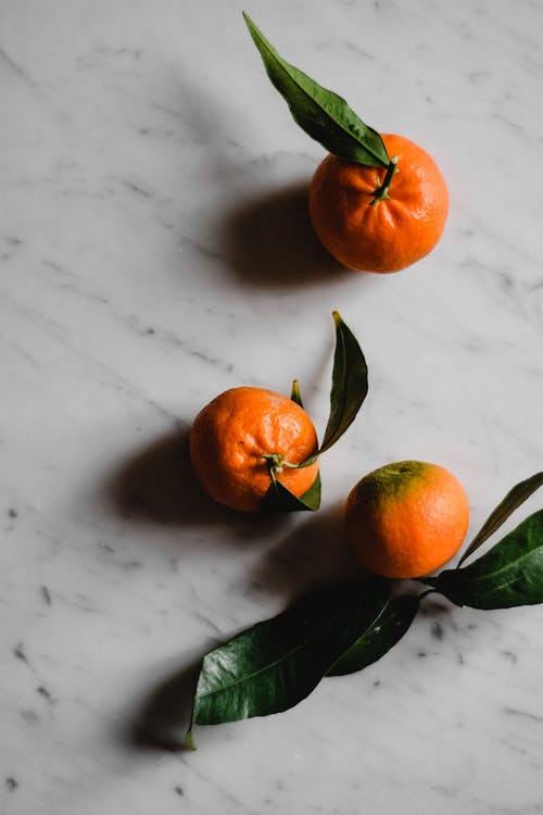白色表面上的橙色水果 · 免费素材图片