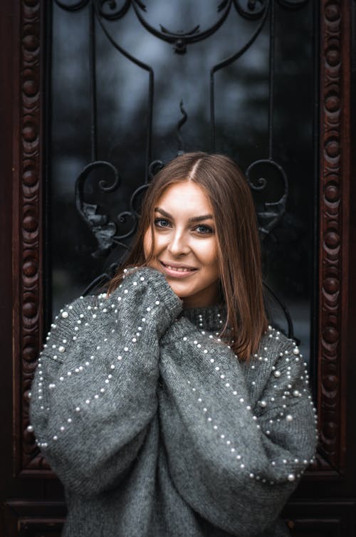 有关垂直拍摄, 女人, 摆姿势的免费素材图片