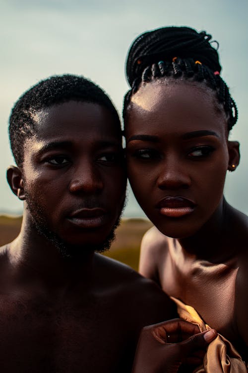 非洲夫妇一起在农村 · 免费素材图片