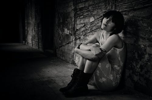 有关單色, 坐, 女人的免费素材图片