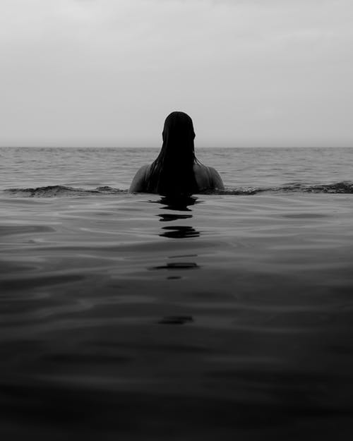 在平静的海水中不露面的女人 · 免费素材图片