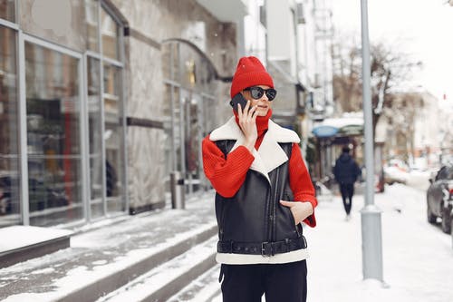 有关（顶部有小羊毛球的）羊毛帽子, 下雪, 人行道的免费素材图片