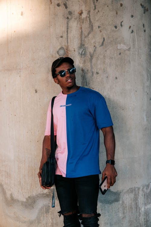 有关单肩包, 圆领t恤, 垂直拍摄的免费素材图片