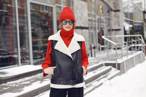 有关（顶部有小羊毛球的）羊毛帽子, 下雪, 人行道的免费素材图片