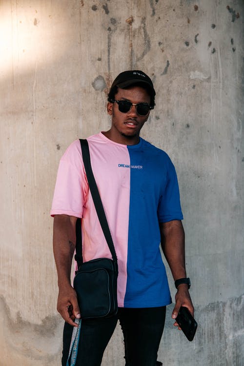 有关休闲, 单肩包, 圆领t恤的免费素材图片