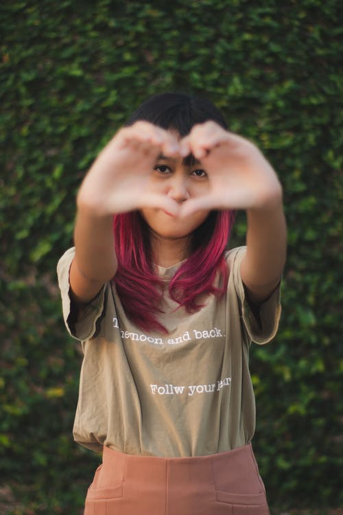 有关垂直拍摄, 女孩, 心形的免费素材图片