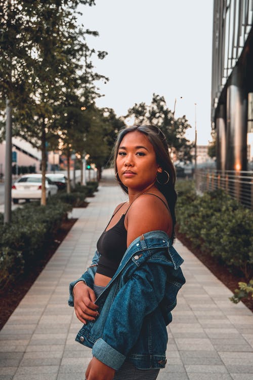 有关人行道, 垂直拍摄, 女人的免费素材图片