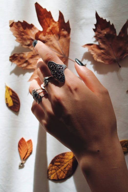 有关人, 垂直拍摄, 戒指的免费素材图片