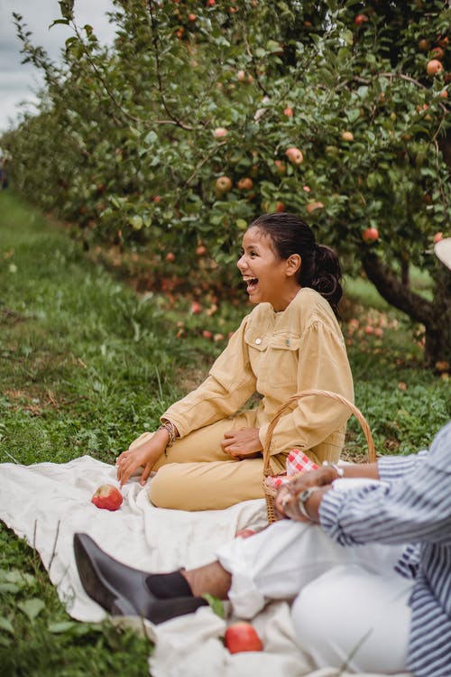 织品的笑的种族女孩与匿名的农夫在乡下 · 免费素材图片