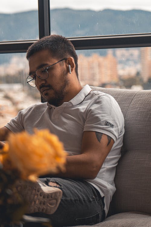 有关airpod, 人, 坐的免费素材图片