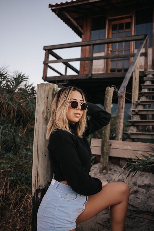 有关垂直拍摄, 墨镜, 女人的免费素材图片