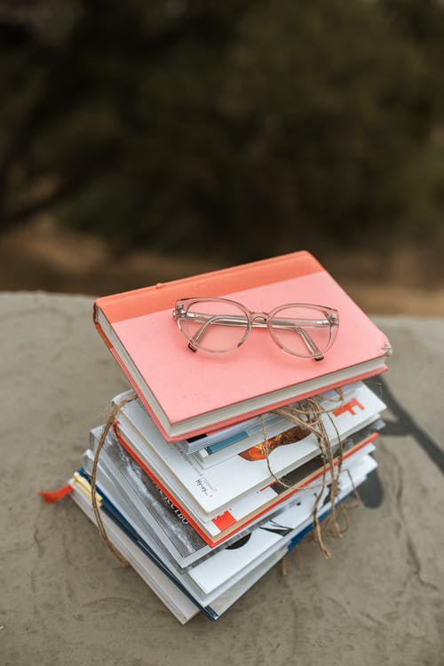 一stack书上的眼镜 · 免费素材图片