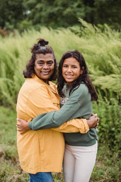 拥抱在农场的快乐的地方种族妇女在晴天 · 免费素材图片