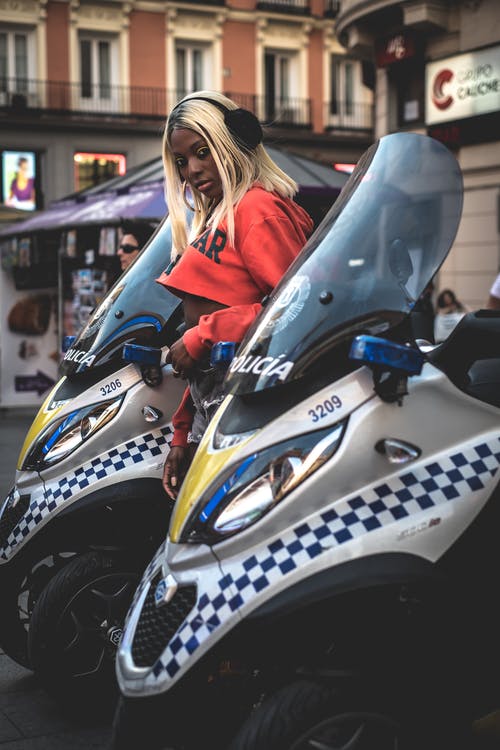 有关垂直拍摄, 女人, 摩托车的免费素材图片